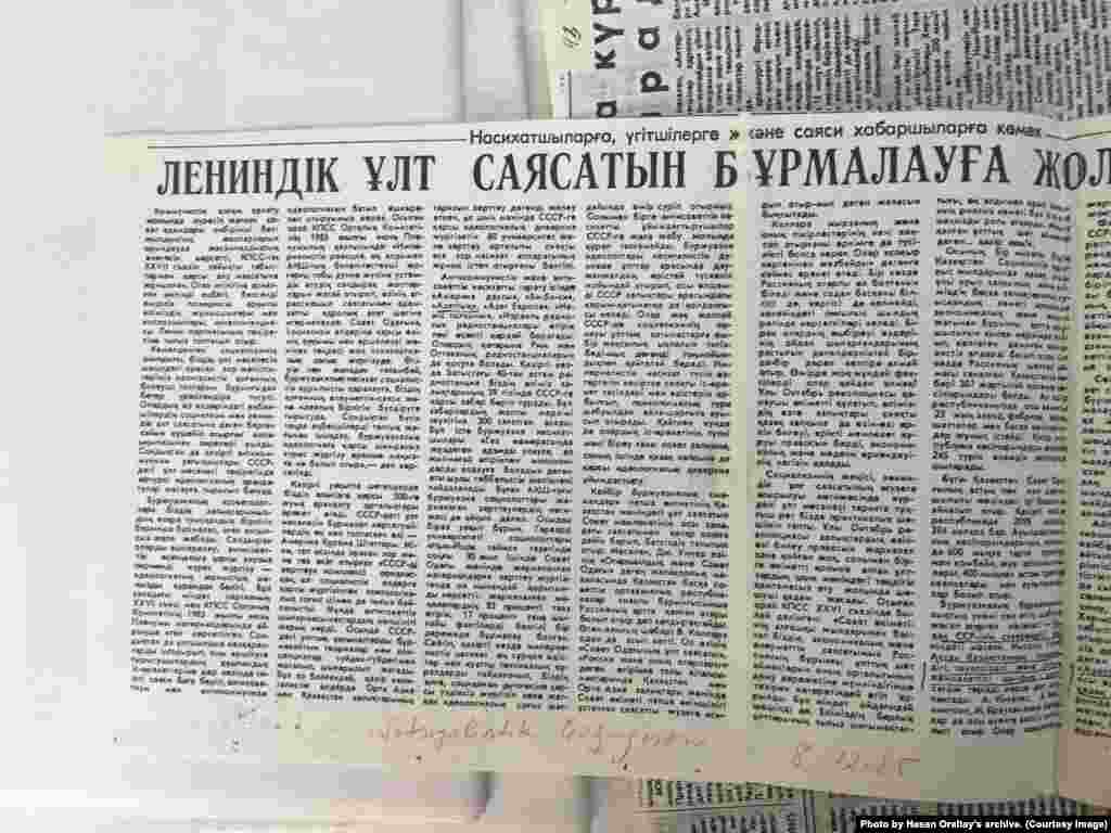 1986 жылғы Желтоқсан оқиғасынан кейін советтік баспасөзде жарияланған &quot;Лениндік ұлт саясатын бұрмалауға жол берілмейді&quot; атты мақаланың авторлары Т. Мұстафин, Р. Әбсаттаров коммунистік саясатты әшкерелеген Азаттық радиосының өзін мінейді. &quot;Социалистік Қазақстан&quot; газеті, 8 желтоқсан, 1987 жыл