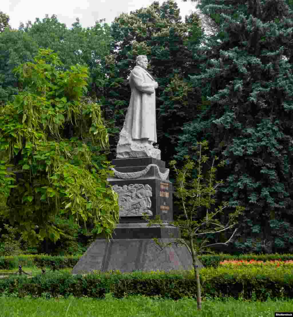 A monument to Soviet military commander Nikolai Vatutin in central Kyiv. The monument was removed in February 2023. &nbsp;