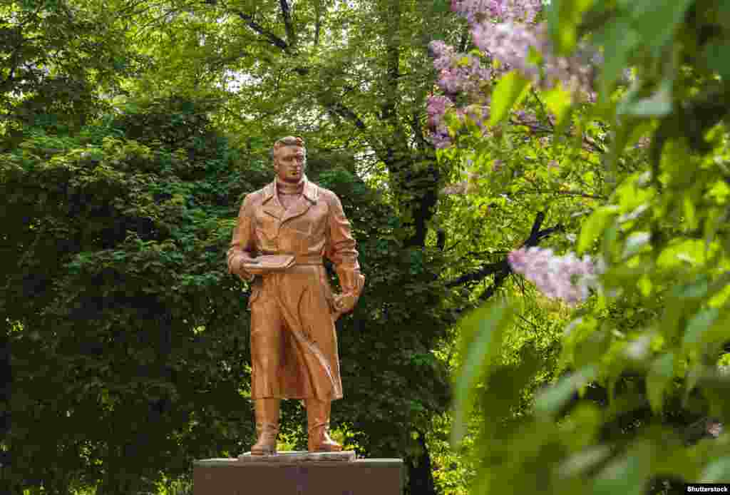 A statue of Soviet test pilot Valery Chkalov in Kyiv in an undated photo. The monument was removed in February 2023. &nbsp;