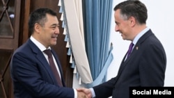 Kyrgyz President Sadyr Japarov (left) met David McAllister in Bishkek on August 24.