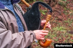 A traditional Belarusian bagpipe