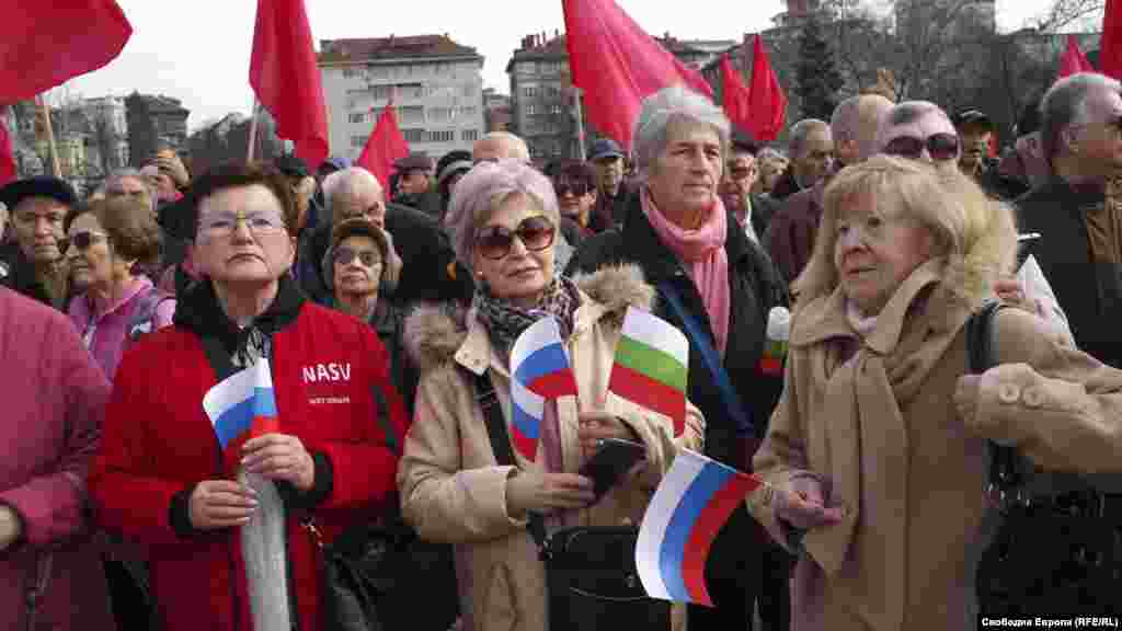 Protesters holding Russian and Bulgarian flags. BSP member Borislav Gutsanov told the crowd, &ldquo;Let us not allow memory to be erased,&rdquo; adding, &ldquo;We will not allow the destruction of this monument.&quot;&nbsp;