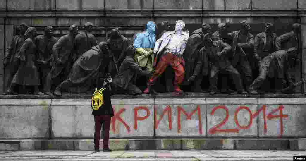 A different panel of the monument was hit in March 2014 by activists who painted two figures in the colors of the Ukrainian and Polish flags. Spray-painted text referenced the Russian takeover of Crimea and the Katyn forest massacre in which the Soviets killed nearly 22,000 captured Poles.