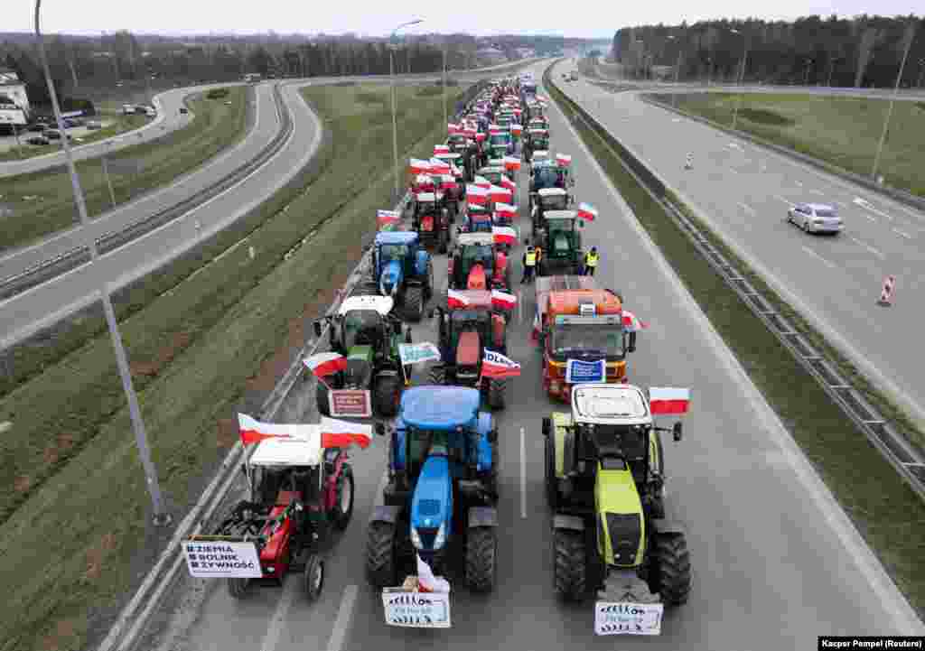 Farmers&#39; tractors block a highway between Lublin and Warsaw on March 6.&nbsp; Polish farmers are also calling for the return of customs duties on imports of agricultural products from Ukraine.