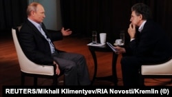 Hubert Seipel (right) interviews Russian President Vladimir Putin in 2014.