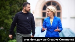 European Commission President Ursula von der Leyen (right) and Ukrainian President Volodymyr Zelenskyy (file photo)