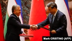 Chinese President Xi Jinping and his Uzbek counterpart, Shavkat Mirziyoev, at a signing ceremony on the sidelines of the China-Central Asia summit in Xian in May 2023.