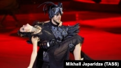 Ice dancers Margarita Drobiazko and Povilas Vanagas perform during the Swan Lake ice show premiered by Tatyana Navka at in Moscow in December 2021.