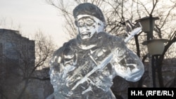 One Siberian ice sculptor said he is against the images of soldiers erected in Chita for the New Year's holiday: "My children want a holiday, not war."