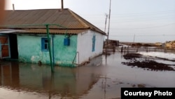 Суда қалған үй. Батыс Қазақстан облысының Жәнібек ауданы Жақсыбай ауылы. 3 сәуір 2022 жыл 