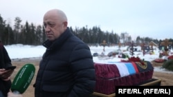 Wagner founder Yevgeny Prigozhin attends the funeral of one of his fighters in December. "Вагнер" басшысы Евгений Пригожин жауынгерін жерлеу рәсімінде. 2022 жылғы желтоқсан.