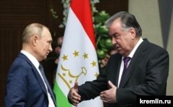 Russian President Vladimir Putin (left) and Tajik President Emomali Rahmon at a meeting in Astana in 2022