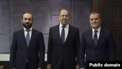 Armenian Foreign Minister Ararat Mirzoyan (left), Russian Foreign Minister Sergei Lavrov (center), and Azerbaijani Foreign Minister Jeyhun Bayramov (file photo)