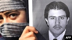 A girl holds a picture of journalism student Sayed Pervez Kambakhsh during a demonstration in front of the UN Assistance Mission in Afghanistan (UNAMA) officein Kabul in January 2008.