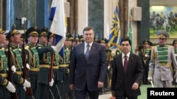 The agreement was signed after talks between visiting Ukrainian President Viktor Yanukovych (left) and his Turkmen counterpart, Gurbanguly Berdymukhammedov.