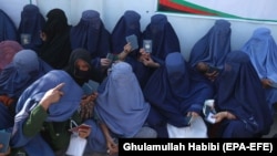 Afghan women wait to apply for visas at the Pakistani consulate in Jalalabad. (file photo)