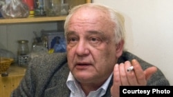 Former Soviet dissident Vladimir Bukovsky has said Belarusian activists should not be stigmatized for asking for clemency. 