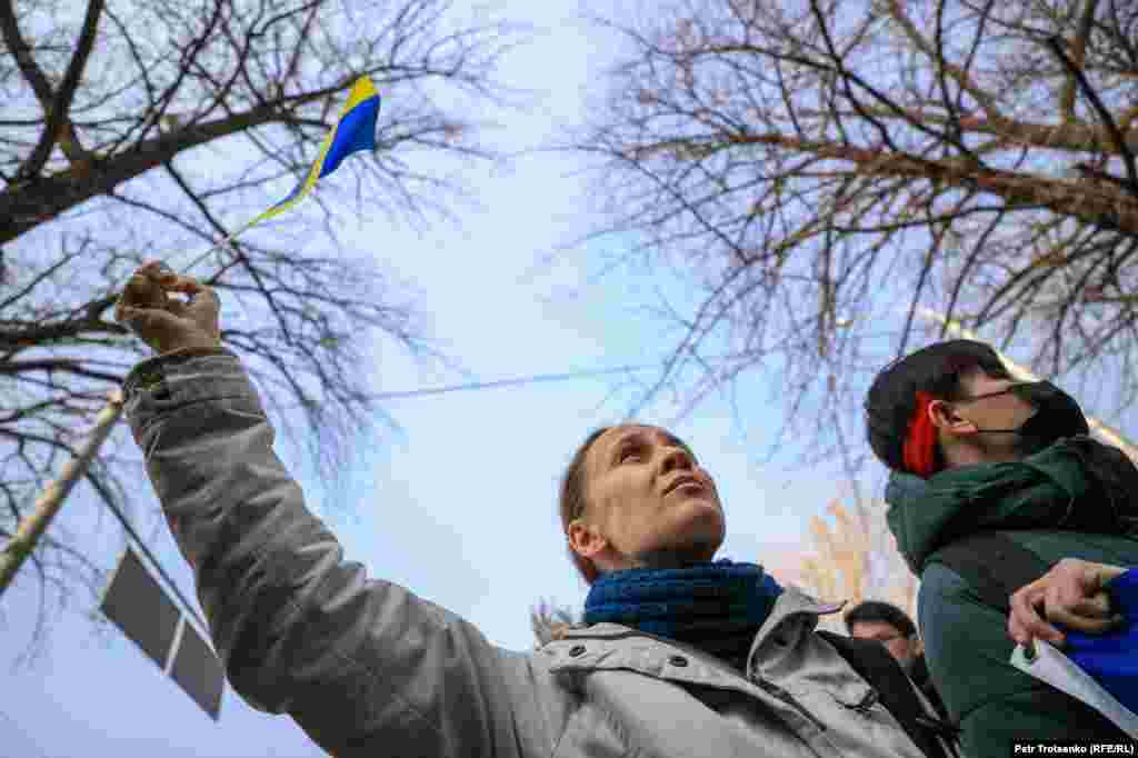 Мәскеуге талабын айтып ұрандап тұрған белсенділерді Ресей бас консулдығы терезесінен бақылап, әлдекімдер смартфонға түсіріп жүрді.