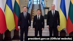 Polish President Andrzej Duda (left), Ukrainian President Volodymyr Zelenskiy (center), and Lithuanian President Gitanas Nauseda at a meeting in the Ukrainian village of Huta on December 20.