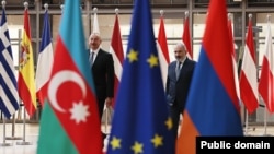 Armenian Prime Minister Nikol Pashinian (right) and Azerbaijani President Ilham Aliyev in Brussels in August 2022.