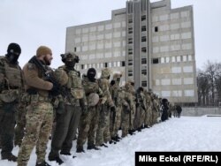 Hundreds of people, including former war veterans and militia members, joined the “Don’t Panic. Be Prepared” civil-defense training organized by the National Corps on January 30 in Kyiv.