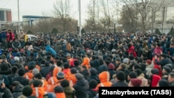 Митингіде сөйлеген кей адамдар "Президент кетсін!", "Парламент тарасын!", "Әділ сайлау өтсін!" деп ұран тастап, халық оларды қызу қолдап жатты. Ақтау, Маңғыстау облысы. 4 қаңтар 2022 ж.