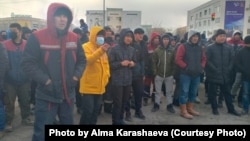 Қала әкімдігі алдына жиналып, газ бағасын түсіруді талап етіп тұрған адамдар. Жаңаөзен, Маңғыстау облысы, 2 қаңтар 2022 ж. Азаттыққа белсенді Алма Қарашаева жолдаған фото.