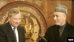 NATO Secretary-General Jaap de Hoop Scheffer (L) with Afghan President Hamid Karzai