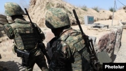 Armenian soldiers take up positions on the border with Azerbaijan. (file photo)