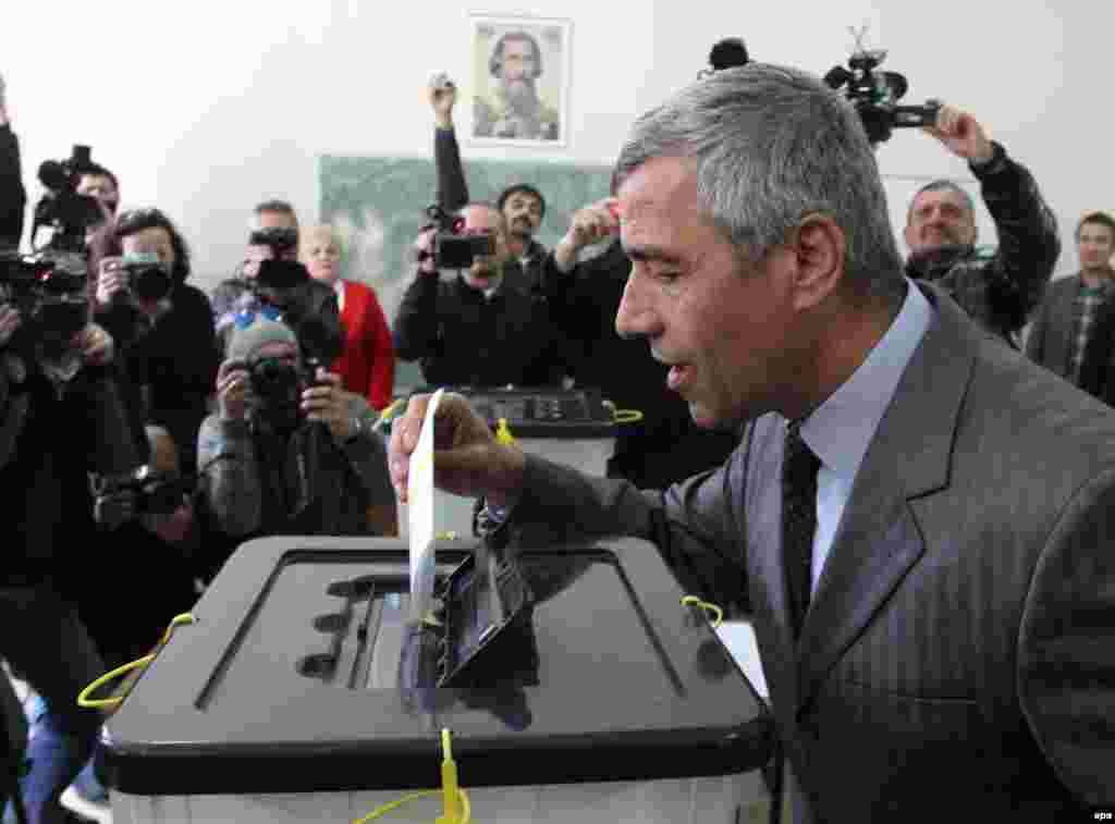 Mitrovica mayoral candidate and head of the Serbia, Democracy, Justice party Oliver Ivanovic casts his ballot.