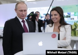 RT Editor in Chief Margarita Simonyan (right) with Russian President Vladimir Putin (file photo)