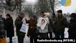 Yulia Tymoshenko supporters demonstrate near the labor camp where Ukrainian opposition leader held is imprisoned. 