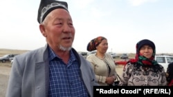 People prepare to cross the Gulbahor border area in southern Tajikistan on March 7.