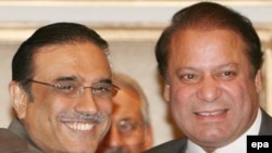 Nawaz Sharif (right) and Asif Ali Zardari in March