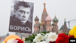 A portrait of Boris Nemtsov stands at an impromptu shrine to the Russian opposition leader on the bridge where he was shot dead in 2015. (file photo) 