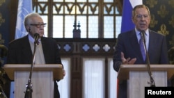 Russian Foreign Minister Sergei Lavrov (right) and UN -Arab League peace mediator Lakhdar Brahimi speak at a joint news conference in Moscow on December 29.