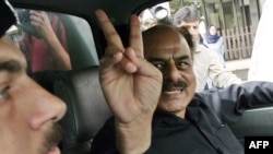 Former Inter-Services Intelligence head Hamid Gul gives a "victory" sign after his arrest under a state of emergency in Islamabad in 2007.