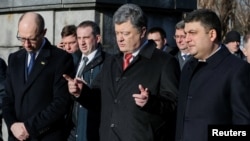 Ukrainian President Petro Poroshenko (center) attends a ceremony with Prime Minister Arseniy Yatsenyuk (left) and parliament speaker Volodymyr Hroysman in January.