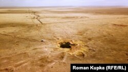 Ядролық сынақ жайлы ('Like An Undeclared War': Russia's Toxic Test Sites In Kazakhstan) деректі фильмнен алынған скриншот. 