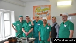 The inmate chefs pose with judge Seva Mokin (second from right), a Russian chef and well-known Novosibirsk television presenter. Contest winner Iskandarov Nemat is third from right.