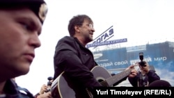 Russian rock star Yury Shevchuk sings on Pushkin Square in Moscow at a demonstration to protect Khimki forest on August 22.