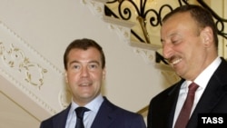 Azerbaijani President Ilham Aliyev (right) with his Russian counterpart Dmitry Medvedev in Baku