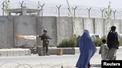 A soldier keeps watch outside Kandahar's main jail. (file photo)