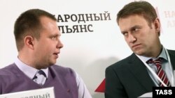 Russian opposition leader Aleksei Navalny (right) with the head of his Moscow campaign office, Nikolai Lyaskin, who was recently assaulted with a metal pipe. (file photo)