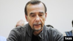 For Human Rights movement leader Lev Ponomaryov in a Moscow court on August 25.