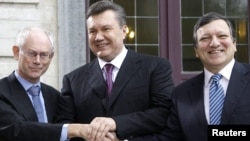 European Commission President Jose Manuel Barroso (right) and European Council President Herman Van Rompuy (left) welcome Ukrainian President Viktor Yanukovych to Brussels.