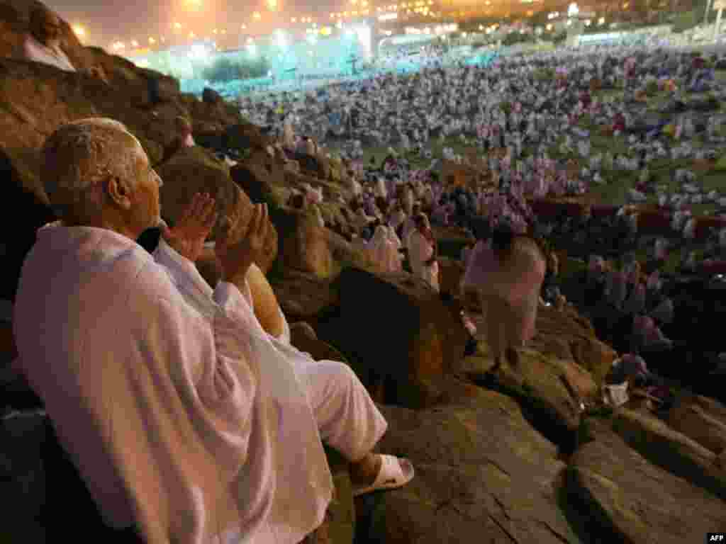 In addition to prayer, one of the things that pilgrims do on Mount Arafat is to collect pebbles for a ritual the following day, at Jamaraat. (PHOTO/MAHMUD HAMS)