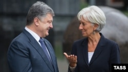 Ukrainian President Petro Poroshenko (left) and Christine Lagarde (right) were all smiles at this meeting in September but the IMF head has since had some very harsh words for the Kyiv administration. 