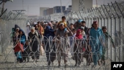 Afghans arriving in Pakistan through the border crossing in Chaman.