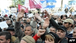 Georgian protestors rally near the parliament building on April 10